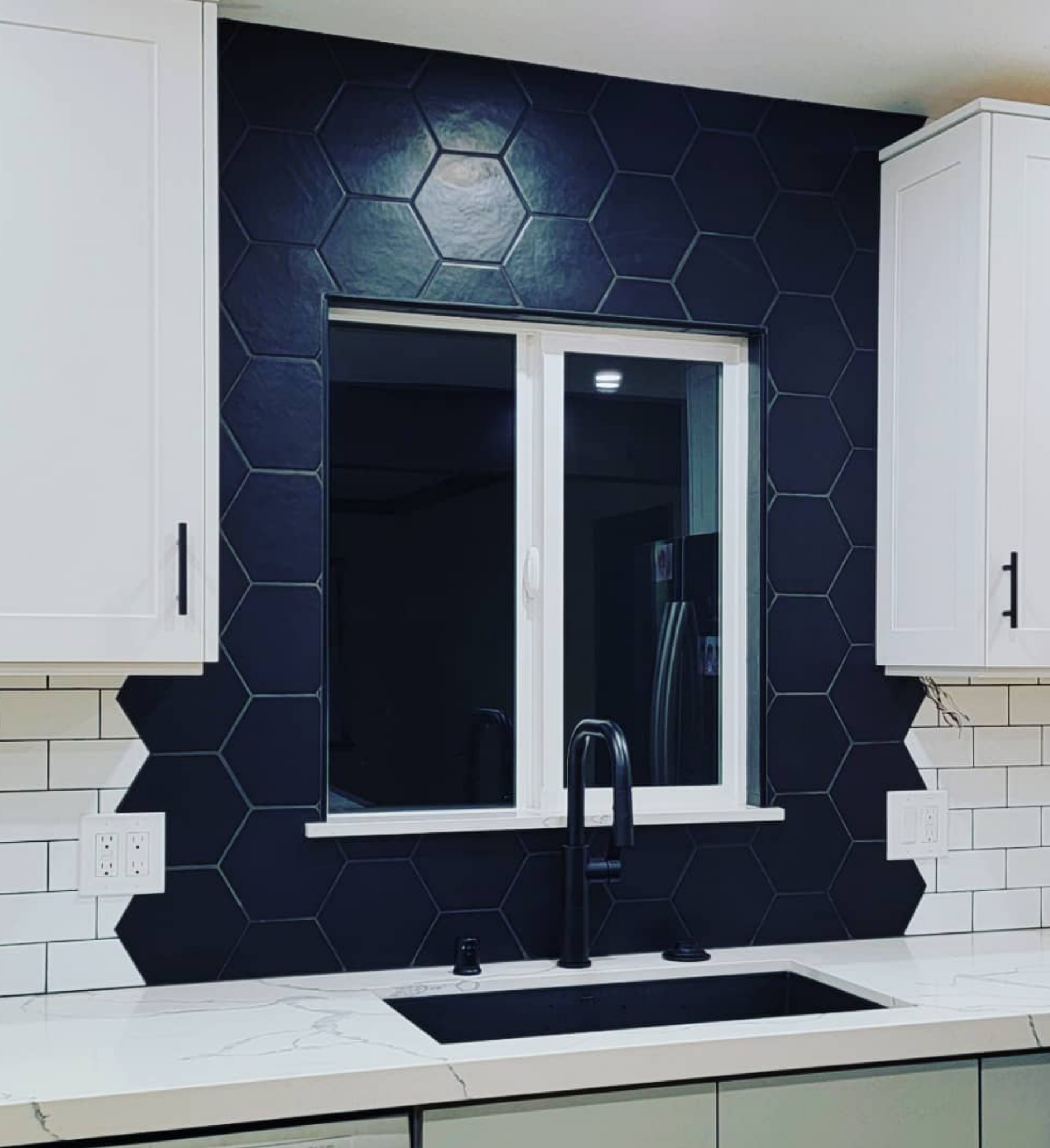 Kitchen with hexagonal backsplash